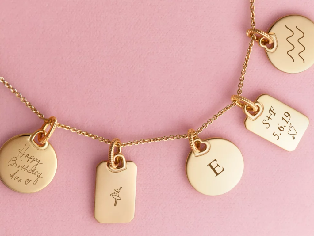 charm sur un bracelet et collier personnalité offert par un homme pour un anniversaire en utilisant un code promo pandora