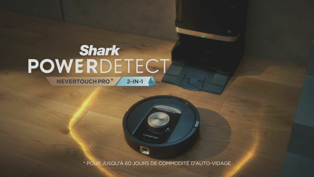  Ancien aspirateur balai posé dans un coin et nouveau robot Shark PowerDetect NeverTouch Pro en fonctionnement, représentant le passage à une solution plus autonome et performante pour l’entretien de la maison.