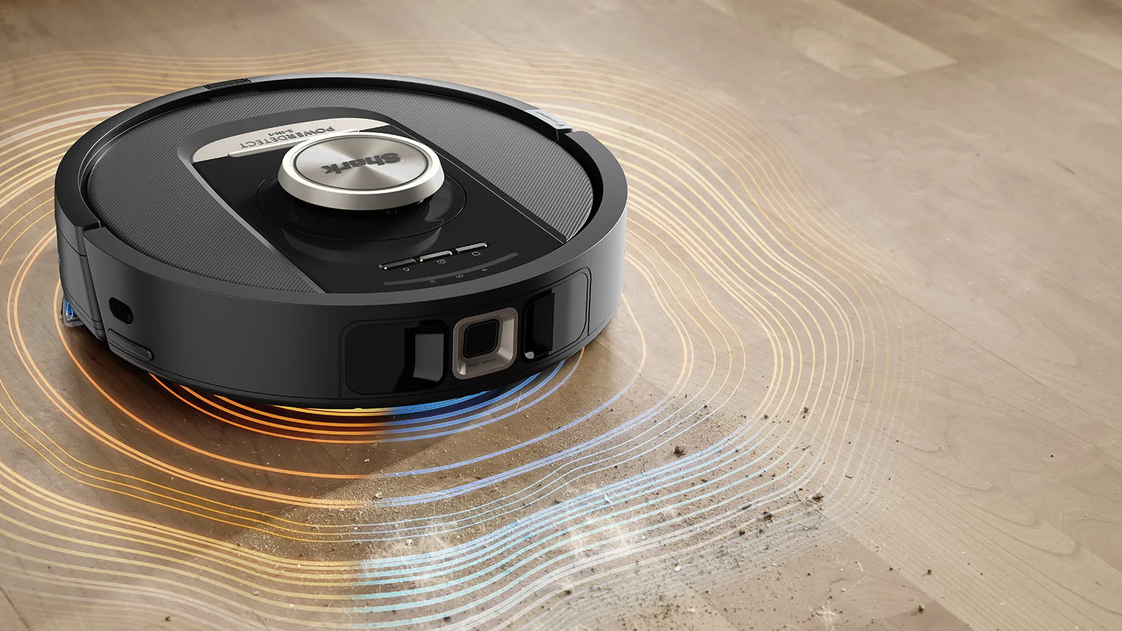 Vue d’ensemble du robot aspirateur laveur Shark PowerDetect NeverTouch Pro avec sa base autovidante et autonettoyante, modèle RV2800ZEEU, présenté dans un intérieur moderne. Le robot est en cours d’utilisation sur un sol mixte carrelage et parquet, avec des réservoirs visibles dans la station, illustrant son autonomie totale.