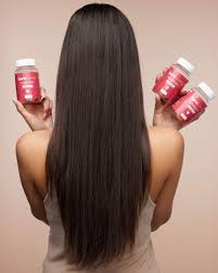 une femme avec avis sur my karacare les compléments alimentaires pour les cheveux