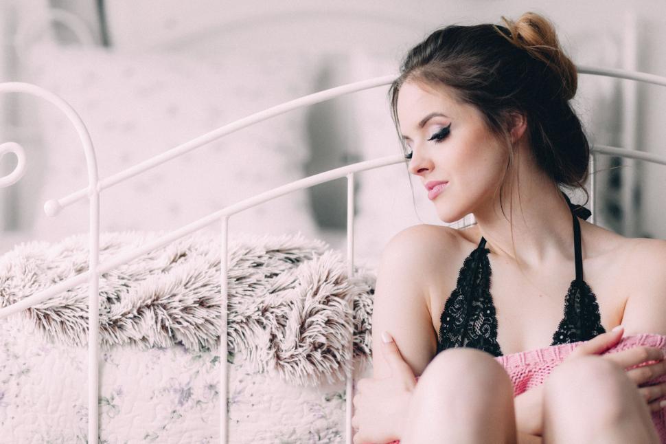Visuel de pièces de lingerie fines posées sur une coiffeuse, illustrant à la fois le raffinement et l’évolution de la lingerie féminine.
