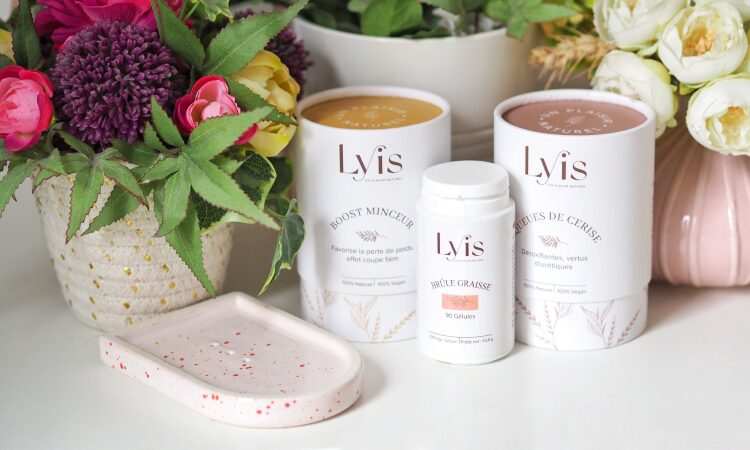 Flacons élégants de Lyis posés sur une coiffeuse avec miroir, illustrant des cures ciblées pour femmes comme "L’Équilibrante" ou "L’Éclatante", conçues pour accompagner le cycle menstruel, la beauté de la peau ou la digestion, dans une démarche moderne et naturelle.