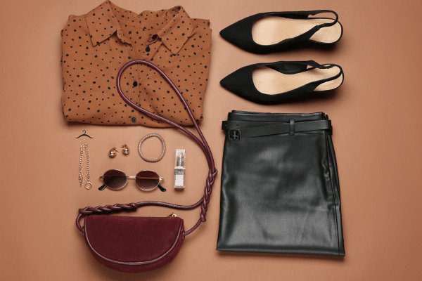 Photo représentant une sélection mode issue des meilleures marques de vêtements pour femme, avec des robes longues élégantes, des chemises en coton de qualité, des pièces tendances de marques comme Sézane, Farm Rio, Sandro, Maje, Bash, Reformation ou Mango. Illustration d’un comparatif mode féminine mettant en avant le style parisien chic, les marques éthiques et responsables, les vêtements haut de gamme et accessibles, ainsi que des idées pour trouver la meilleure robe, un top original ou un pantalon bien coupé. Idéal pour un guide pratique qui aide à choisir parmi les meilleures marques de vêtements pour femme selon le style, le budget et la qualité.