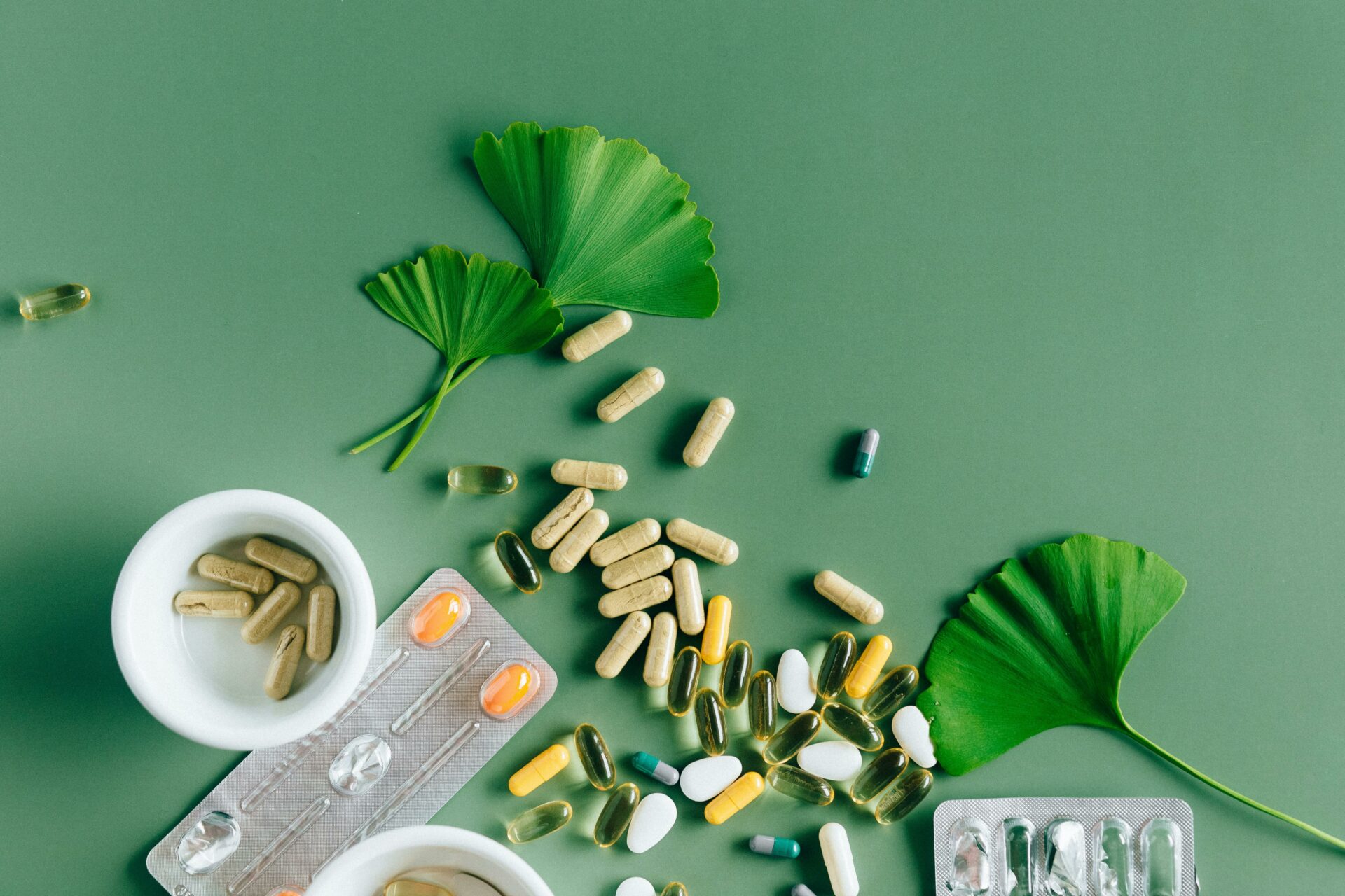 Vue d’ensemble de différents flacons de compléments alimentaires naturels et haut de gamme issus de marques comme D-Lab, Nutri&Co, Supersmart ou Cuure, sur fond neutre, représentant une sélection de routines bien-être, santé, vitalité, beauté, sommeil et digestion, avec packaging design et éco-conçu, orienté vers une consommation responsable et efficace, idéal pour illustrer un article sur les meilleures marques de compléments alimentaires en France.