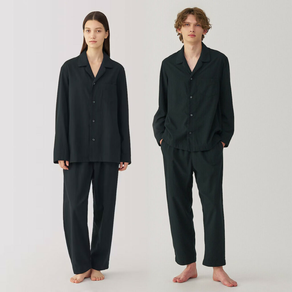 Femme portant un pantalon en lin naturel et un t-shirt en coton bio signés Muji, dans une ambiance minimaliste et apaisante, illustrant l’univers des vêtements basiques et confortables de la marque japonaise, connus pour leurs matières naturelles, leur coupe ample et leur esthétique discrète, parfaite pour un dressing quotidien sans logos ni fioritures.