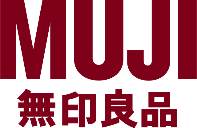 Interface du site Muji France en arrière-plan, avec au premier plan un sac de shopping Muji en papier kraft provenant d’un magasin à Paris, illustrant l’expérience d’achat entre Muji online et en boutique physique.
