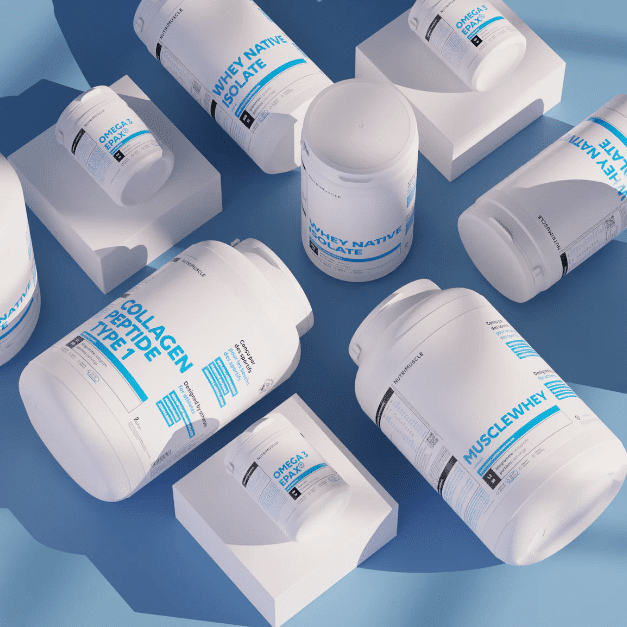 Compléments alimentaires Nutrimuscle présentés sur une table en bois, poudres et gélules mises en avant dans des emballages sobres, illustrant la transparence, la pureté des ingrédients et le sérieux scientifique de la marque française.