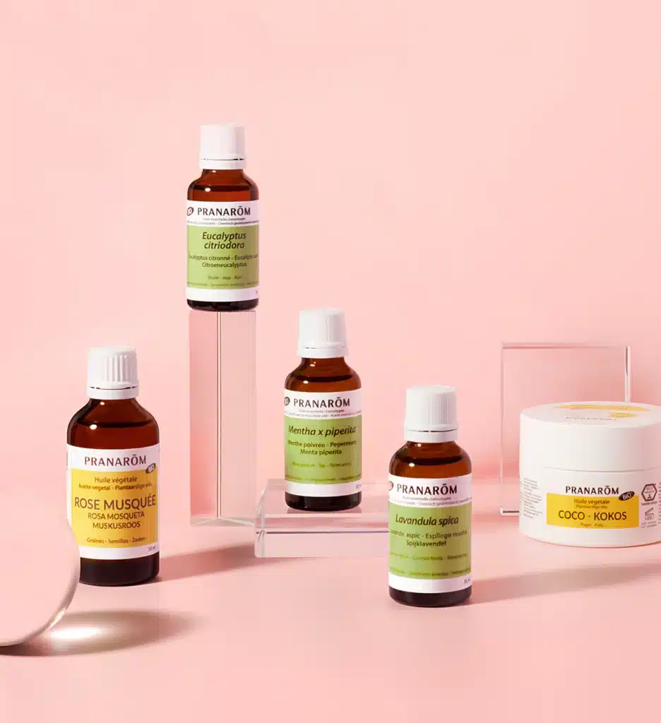 Capsules et huiles essentielles Pranarôm disposées sur un fond clair, représentant l’expertise de la marque belge en aromathérapie scientifique et la qualité pharmaceutique de ses formules naturelles.