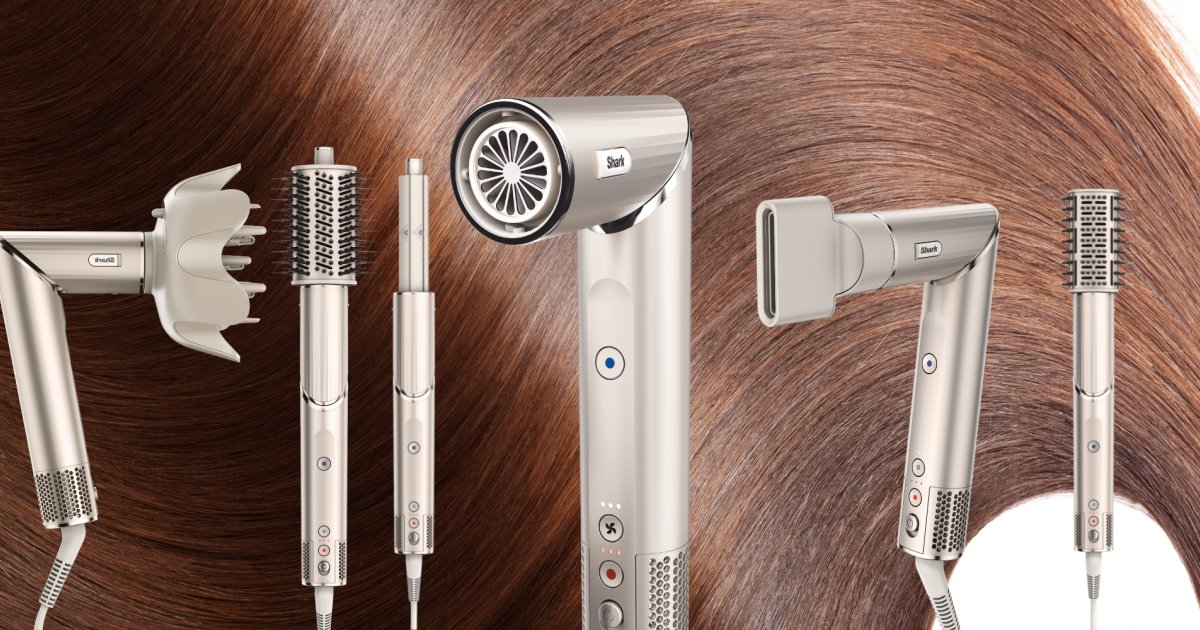Photo du sèche-cheveux Shark FlexStyle 5-en-1 posé sur une coiffeuse, entouré de ses accessoires.