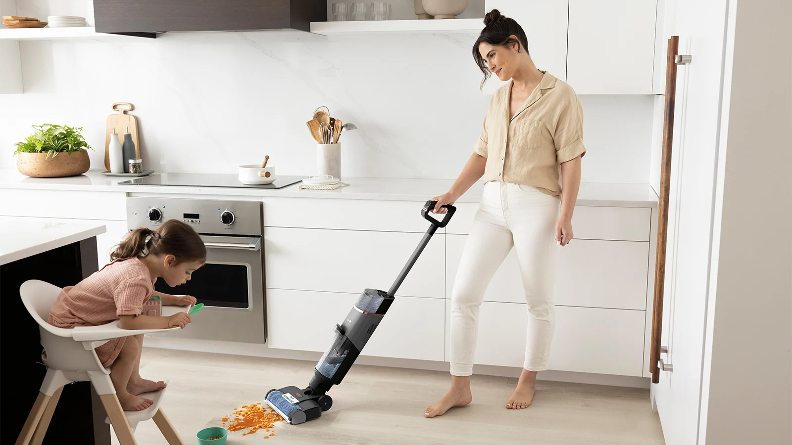 Aspirateur laveur sans fil Shark HydroVac posé dans une entrée, prêt à être utilisé pour nettoyer sol et tapis