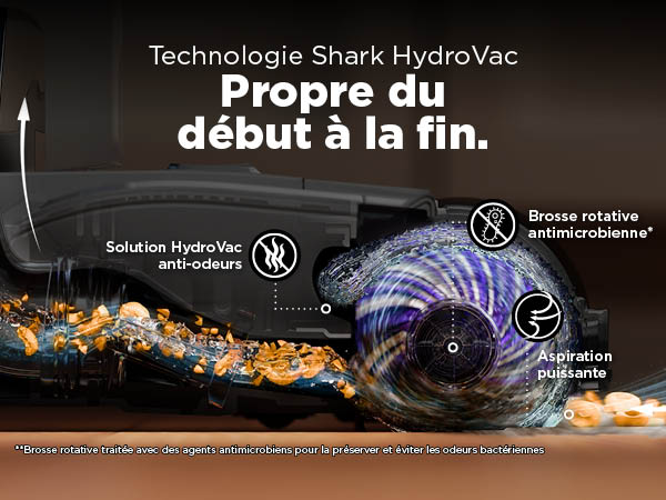 Une utilisatrice satisfaite posant à côté de son Shark HydroVac après nettoyage complet du salon