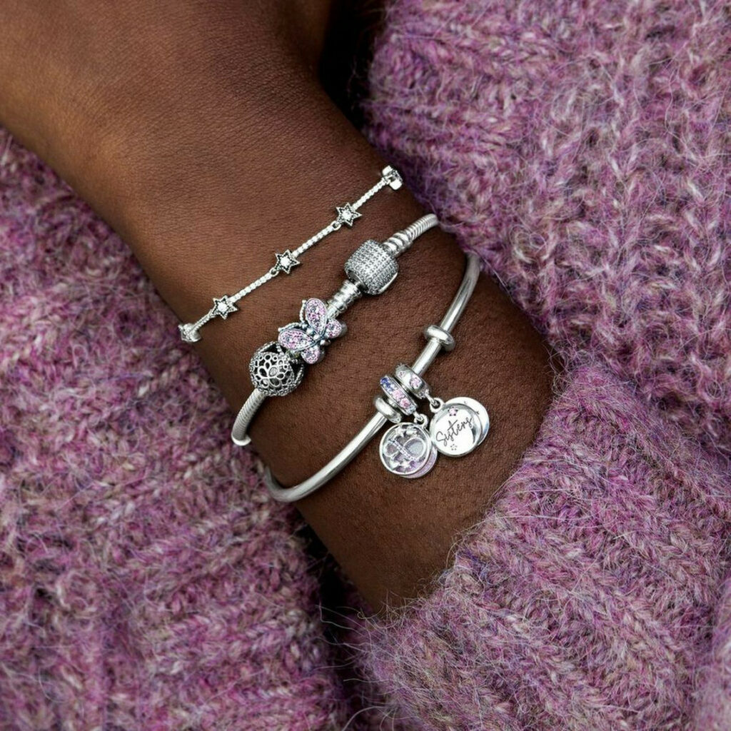  Présentation d’un bracelet Pandora avec charms personnalisés sur un présentoir bijouterie
