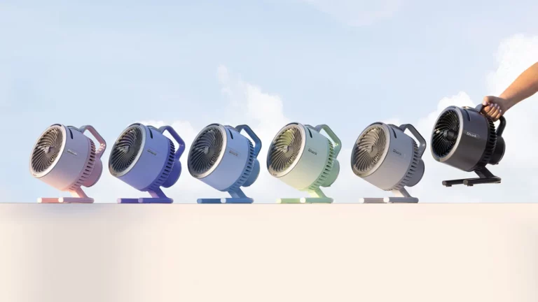 Photo du ventilateur brumisateur Shark FlexBreeze HydroGo en mode portatif, avec sa base amovible et son réservoir d’eau, idéal pour rafraîchir une terrasse en été.