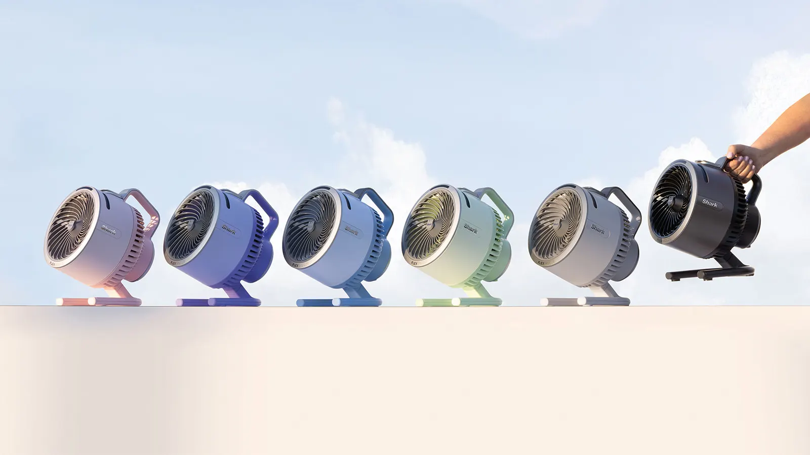 Photo du ventilateur brumisateur Shark FlexBreeze HydroGo en mode portatif, avec sa base amovible et son réservoir d’eau, idéal pour rafraîchir une terrasse en été.