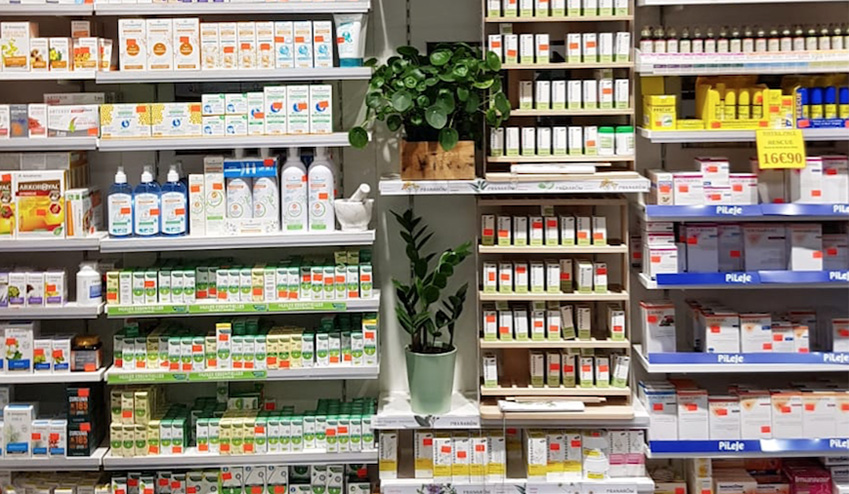 ontage photo combinant une façade de pharmacie, un écran affichant le site Therascience et une carte de France avec des localisations floutées, illustrant les différents moyens de se procurer les produits Therascience : en pharmacie, en ligne, via des professionnels ou sur des plateformes comme Copmed.