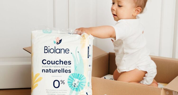 Photo de couches Biolane taille 4 posées sur une table à langer, illustrant un avis détaillé sur l’abonnement couches Biolane, test des couches classiques et couches culottes pour bébé, avec retour sur l’efficacité, l’absorption, la composition sans produits chimiques, et la comparaison avec Pampers et Les Petits Culottés, dans un article complet “couches Biolane avis abonnement”.