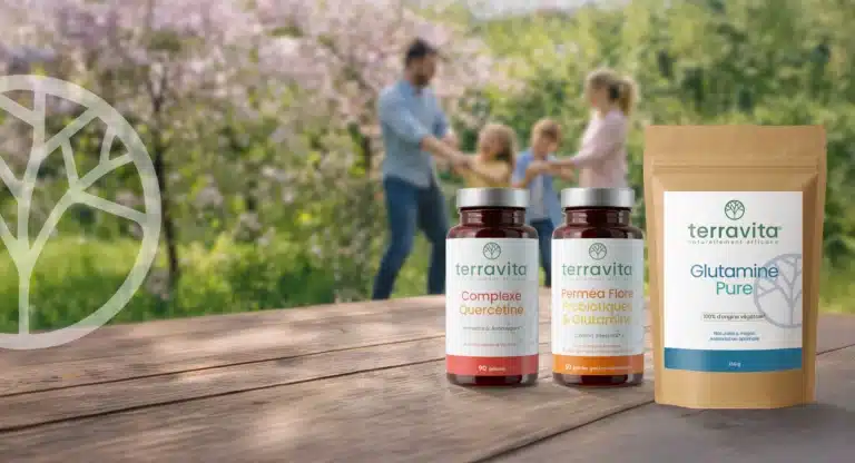Vue d’ensemble de plusieurs compléments alimentaires Terravita posés sur une table en bois, avec flacons en verre violet et étiquettes naturelles, illustrant un test complet et un retour d’expérience honnête sur la marque Terravita