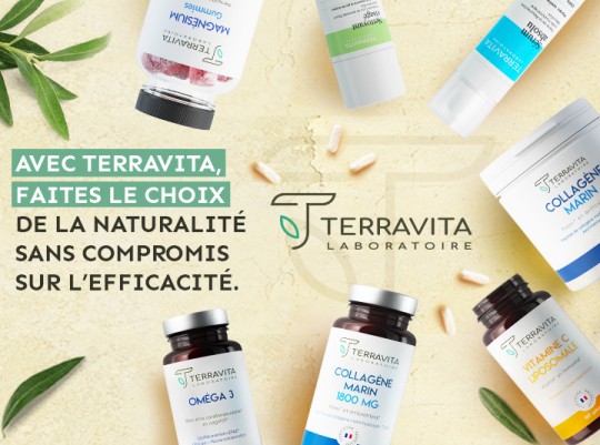 Photo d’un flacon Terravita tenu dans une main, sur fond neutre, représentant l’expérience utilisateur après plusieurs semaines de test des produits naturels de la marque