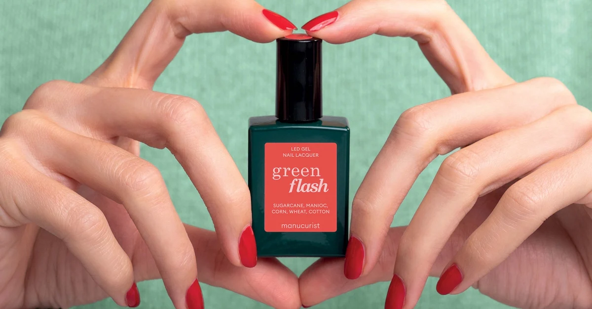 une personne qui teste et à un avis sur les vernis manucurist et les manucure semi permanent