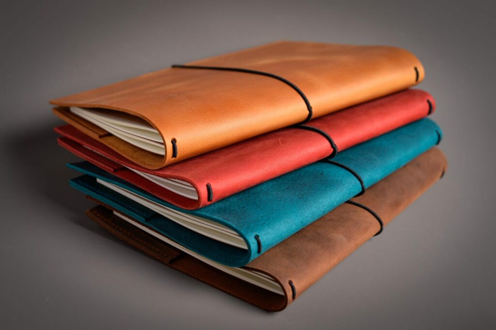 Carnet personnalisé en cuir, rechargeable, à offrir à une maman qui aime écrire, noter, rêver ou réfléchir. Pour son anniversaire, c’est le genre de petit objet qui paraît anodin… mais devient vite un compagnon du quotidien. Papier épais, couverture douce, message personnalisé : un cadeau simple, utile et symbolique à la fois. Pour consigner ses pensées ou ses lectures, avec style.