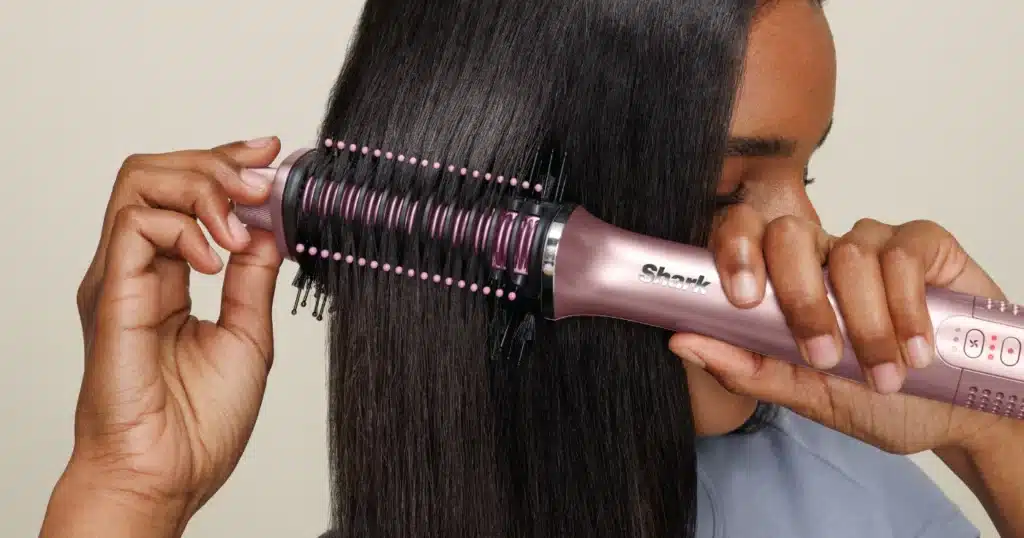 Code promo Shark brosses coiffantes Glossi CASESN10 permettant d'obtenir -10% de réduction sur les brosses soufflantes Shark Glossi 2-en-1 disponibles sur sharkninja.fr qui sèchent et lissent en une seule étape sans chaleur excessive, disponibles en trois coloris rose pivoine HT302EUPK bleu adriatique HT302EUTL et éclat d'or HT302EUGD toutes à 161,99€ au lieu de 179,99€, le choix étant uniquement esthétique puisque les trois modèles sont identiques en termes de fonctionnalités