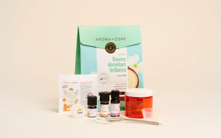Image illustrant un panier de produits naturels Aroma-Zone avec plusieurs flacons d’huiles végétales, poudres ayurvédiques et actifs cosmétiques, posés sur une table en bois claire avec un ordinateur portable affichant une page de réduction sur le site officiel. L’image sert à représenter les différentes promotions Aroma-Zone disponibles en ligne, comme les cadeaux offerts à partir de 45 euros, les codes promo ponctuels envoyés par newsletter, les réductions sur les coffrets DIY naturels, et les offres limitées visibles sur leur page dédiée. On y évoque aussi l’utilisation d’un code de bienvenue, la livraison gratuite, et les meilleures périodes pour commander, comme le Black Friday, Noël ou la Fête des mères, pour créer ses cosmétiques maison à prix réduit.