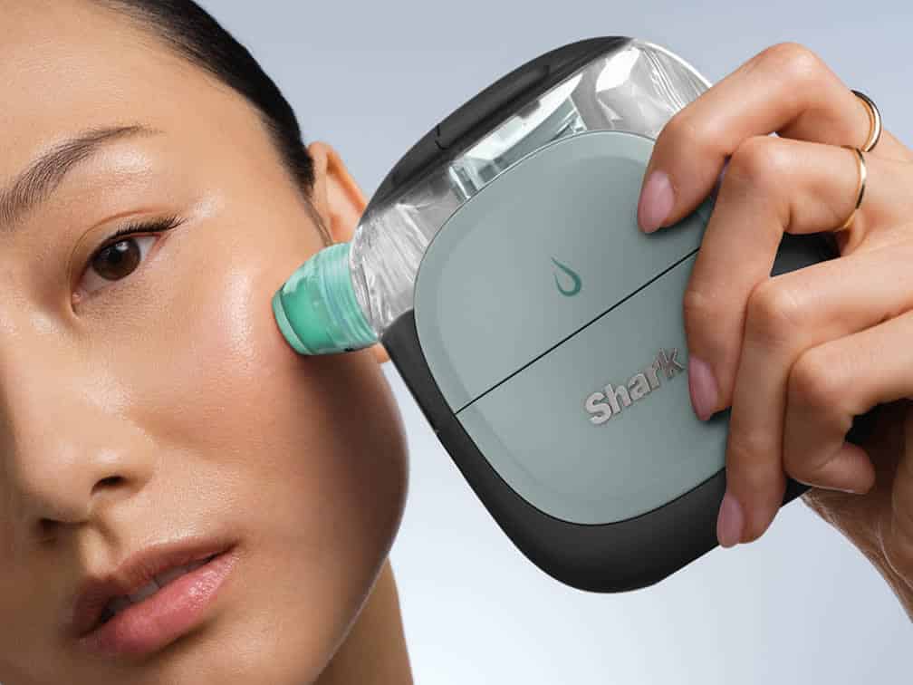 Code promo Shark appareils de soin du visage CASESN10 permettant d'obtenir -10% de réduction sur le Shark FacialPro Glow FH320EUPL disponible sur sharkninja.fr, un appareil hydrofacial à domicile qui reproduit le principe de l'hydrofacial professionnel avec aspiration des pores exfoliation et hydratation en une seule séance, disponible en coloris rose à 314,99€ au lieu de 349,99€, un investissement qui se rembourse rapidement pour celles qui font régulièrement ce type de soin en institut