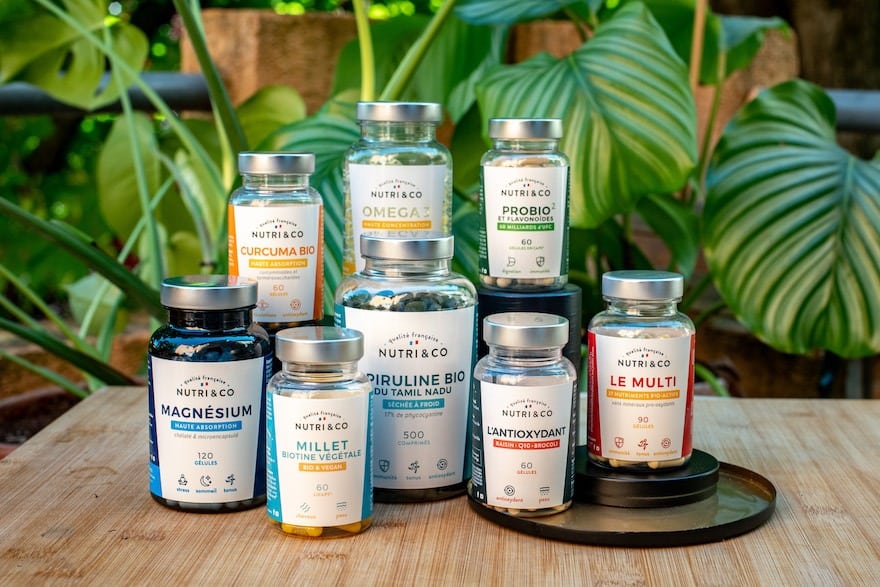 visuel montrant un flacon de vitamine c nutri and co offert pour toute première commande de compléments alimentaires à partir de 60 euros avec le code promo unecaseenplus visible sur une interface panier simple et claire
