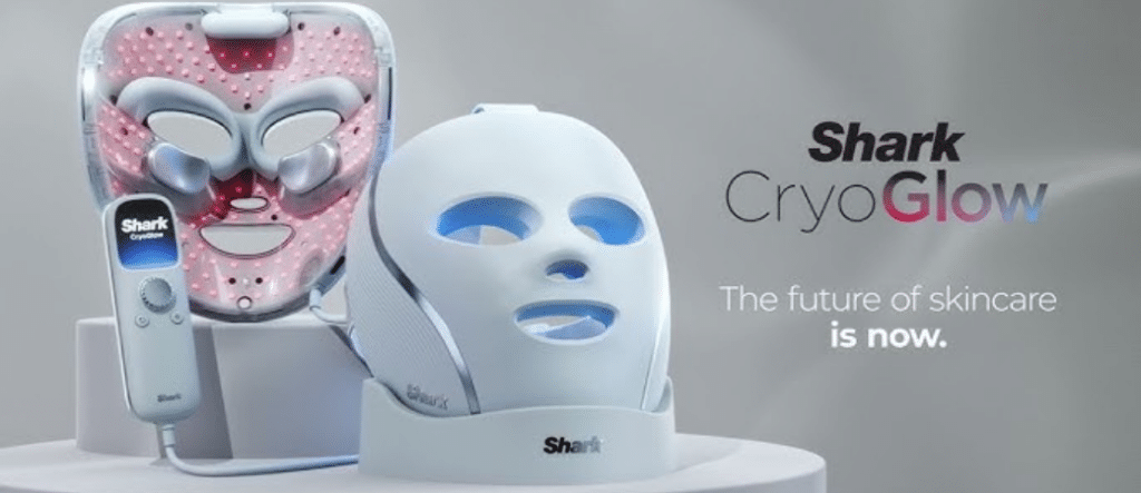 Code promo Shark masques LED CryoGlow CASESN10 permettant d'obtenir -10% de réduction sur les masques LED de photothérapie Shark CryoGlow disponibles sur sharkninja.fr, utilisant plusieurs longueurs d'onde rouge bleu et proche infrarouge pour traiter différentes problématiques cutanées avec rafraîchissement du contour des yeux, disponibles en deux coloris bleu givré FW312EU et lilas doux FW312EUPL tous les deux à 314,99€ au lieu de 349,99€, code cumulable avec les promotions en cours