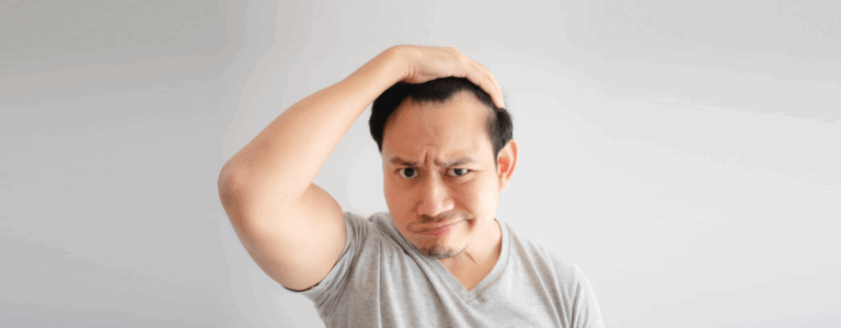 Femme adulte assise chez elle, observant une mèche de cheveux tombée dans sa main, regard inquiet, sur fond neutre ; image illustrant un article détaillé sur l’efficacité réelle des compléments alimentaires pour les cheveux, avec conseils contre la chute, la pousse ralentie et les carences nutritionnelles fréquentes, rédigé sur le blog Une Case en Plus.
