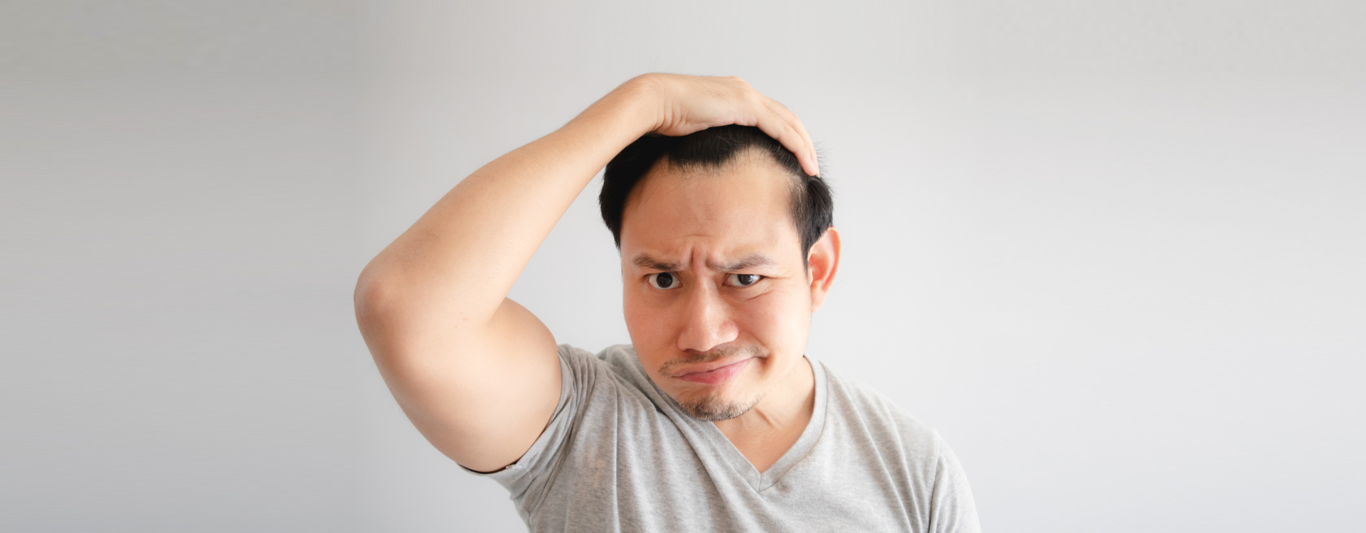 Femme adulte assise chez elle, observant une mèche de cheveux tombée dans sa main, regard inquiet, sur fond neutre ; image illustrant un article détaillé sur l’efficacité réelle des compléments alimentaires pour les cheveux, avec conseils contre la chute, la pousse ralentie et les carences nutritionnelles fréquentes, rédigé sur le blog Une Case en Plus.