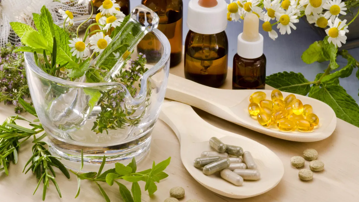 Femme prenant un complément alimentaire naturel pour améliorer l’état de sa peau, en complément d’une routine beauté douce et d’une alimentation équilibrée.