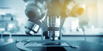Zoom sur une étiquette produit Therascience avec la liste complète des ingrédients, mise en scène sur un plan de travail, mettant en évidence la pureté des formules, l’absence d’additifs, et la présence d’actifs brevetés à haute biodisponibilité.