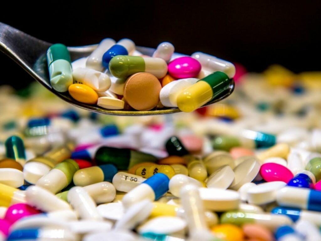 Synthèse d’études scientifiques récentes sur l’efficacité des compléments alimentaires pour la peau : vitamine C, zinc, probiotiques, collagène et acide hyaluronique.