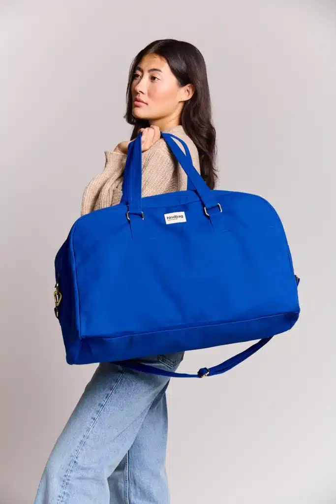 Sac week-end Hindbag, grand cabas éthique en coton bio parfait pour une maman qui aime partir en vadrouille. Fabriqué par une ONG qui soutient l’émancipation des femmes en Inde, il allie robustesse, style et éthique. Son format est idéal pour une nuit ou deux ailleurs, ses finitions sont top, et il est dispo dans des couleurs qui claquent. Pour une maman voyageuse, pratique mais toujours stylée, c’est un cadeau qui coche toutes les cases.