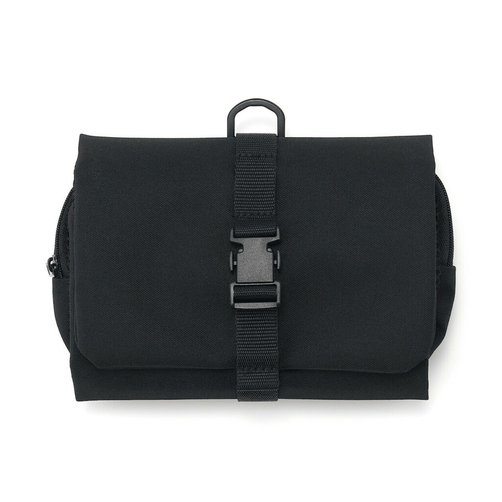  Trousse de toilette minimaliste MUJI, à offrir à une maman globe-trotteuse, organisée (ou pas), qui aime que tout soit bien rangé dans son sac. Son design est compact mais ingénieux, et son tissu se nettoie en deux secondes. C’est le genre de petit accessoire pratique, discret et stylé qu’elle n’aurait pas pensé à s’offrir — et qu’elle ne quittera plus une fois testé. Bonus : elle passe en bagage cabine, fingers in the nose.