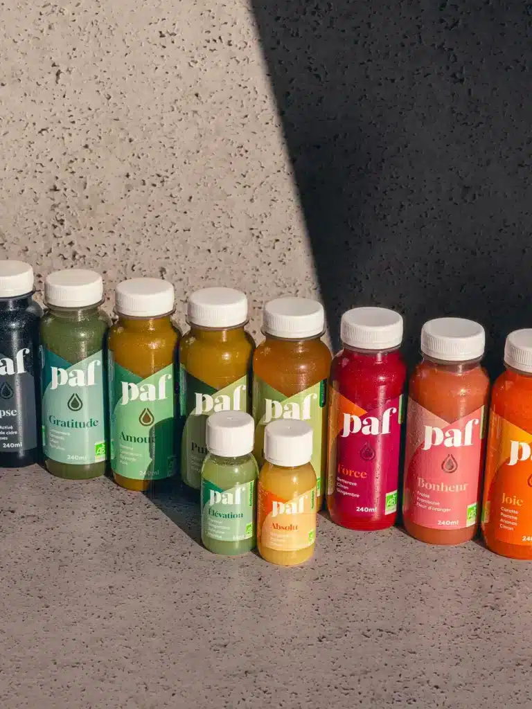 Coffret de jus pressés à froid, idée cadeau d’anniversaire bien-être pour une maman qui aime prendre soin d’elle sans se priver de plaisir. Avec des mélanges vitaminés (carotte, grenade, betterave, curcuma…), cette cure de 3 jours est livrée à domicile et pleine de fraîcheur. Offrir ces jus, c’est lui dire “je pense à toi” avec du goût et de l’attention. Une idée originale, saine, et ultra rafraîchissante.