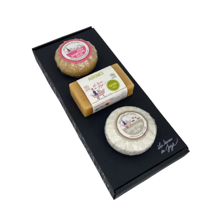 Photo d’un coffret de soins solides bio composé de shampoing, savon, déodorant, dentifrice, démaquillant, parfait comme idée cadeau d’anniversaire pour une mère qui aime les cosmétiques naturels. Une routine beauté éthique et sensorielle, fabriquée en France, à offrir à une maman soucieuse de ce qu’elle met sur sa peau. Un présent utile mais aussi engagé, qui sent bon et qui montre qu’on la connaît bien. Pour un anniversaire doux, pratique, zéro déchet (et zéro fausse note).