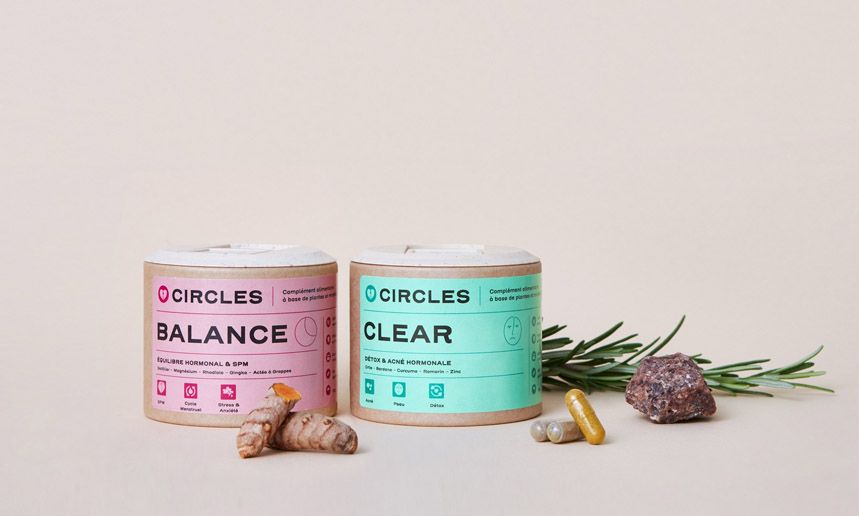 photo d’un flacon Balance Circles avec des plantes autour (gattilier, rhodiola), posé sur un fond en coton bio, illustrant une cure hormonale naturelle pour les femmes