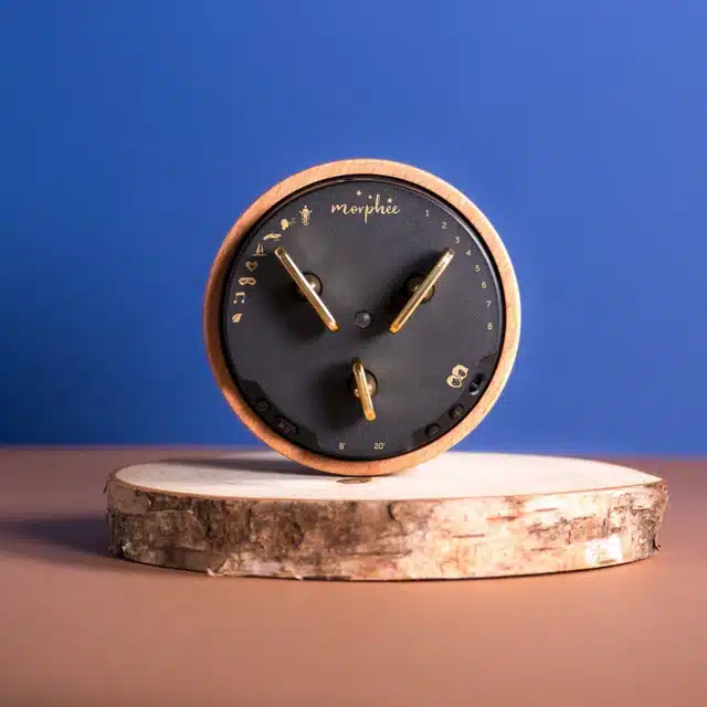  Le boîtier Morphée, un objet anti-écrans à offrir en cadeau d’anniversaire à une maman stressée ou insomniaque. Ce petit appareil propose 210 séances de relaxation sans onde ni appli : juste une molette à tourner pour choisir sa séance et souffler. Idéal pour une mère surmenée qui a besoin de retrouver le sommeil sans prise de tête. À poser sur la table de nuit comme un rituel du soir, doux et apaisant. Un bouton pause élégant pour les cerveaux fatigués.