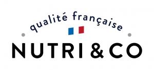  photo illustrant l’univers de la marque Nutri & Co avec un visuel d’ambiance à Aix-en-Provence, montrant un flacon de complément posé près d’un carnet ou ordinateur, pour représenter la création française de la marque, son engagement en nutraceutique, et sa volonté de formuler des produits efficaces, naturels, bien dosés et sans promesses excessives, dans un article de test et d’avis personnel.