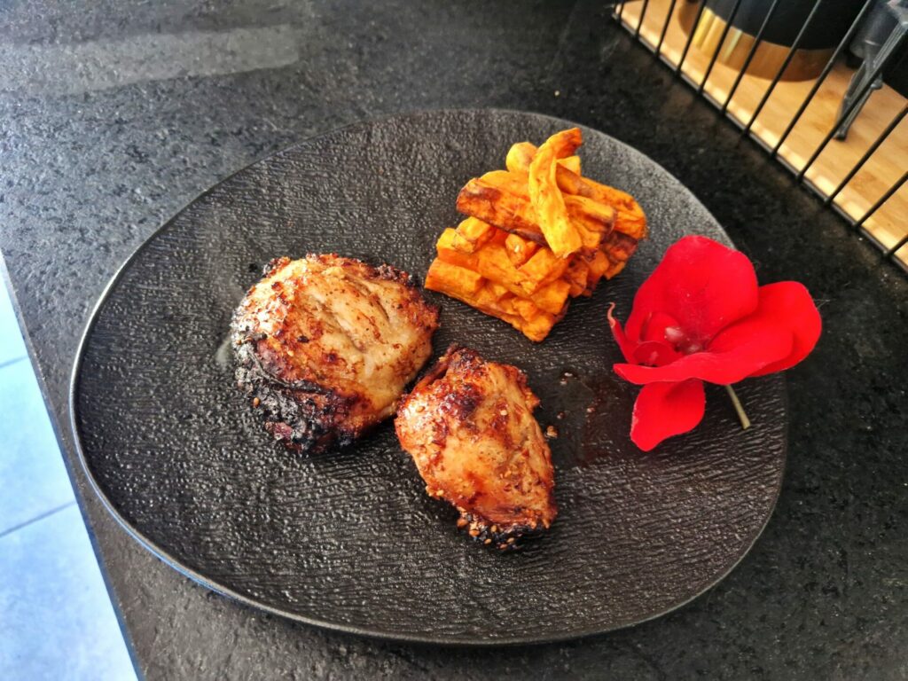 frites de patates douces croustillantes et fumées au Ninja Woodfire, assaisonnées au paprika fumé et piment doux, cuites à l’air chaud avec effet barbecue bois, servies en accompagnement