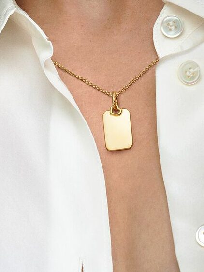 Charm personnalisé Pandora en argent ou or à offrir pour l’anniversaire de sa maman. Bijou sentimental à graver avec une lettre, une date, un symbole discret. Une idée cadeau pleine d’émotion pour dire “je t’aime” sans grands discours. À porter sur un bracelet ou en pendentif, pour commencer ou enrichir une collection symbolique. Cadeau simple, doux et touchant, parfait pour une maman qui garde tout précieusement.