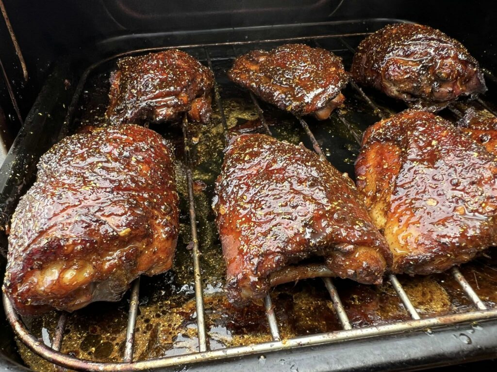 hauts de cuisses de poulet façon jerk fumés au Ninja Woodfire, épices jamaïcaines, cuisson lente aux pellets de pécan, glaçage miel rhum caramélisé en fin de cuisson