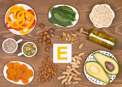 Récapitulatif visuel des nutriments les plus efficaces pour la peau : vitamines du groupe B, antioxydants, zinc, oméga-3, collagène, avec leurs bienfaits et sources.