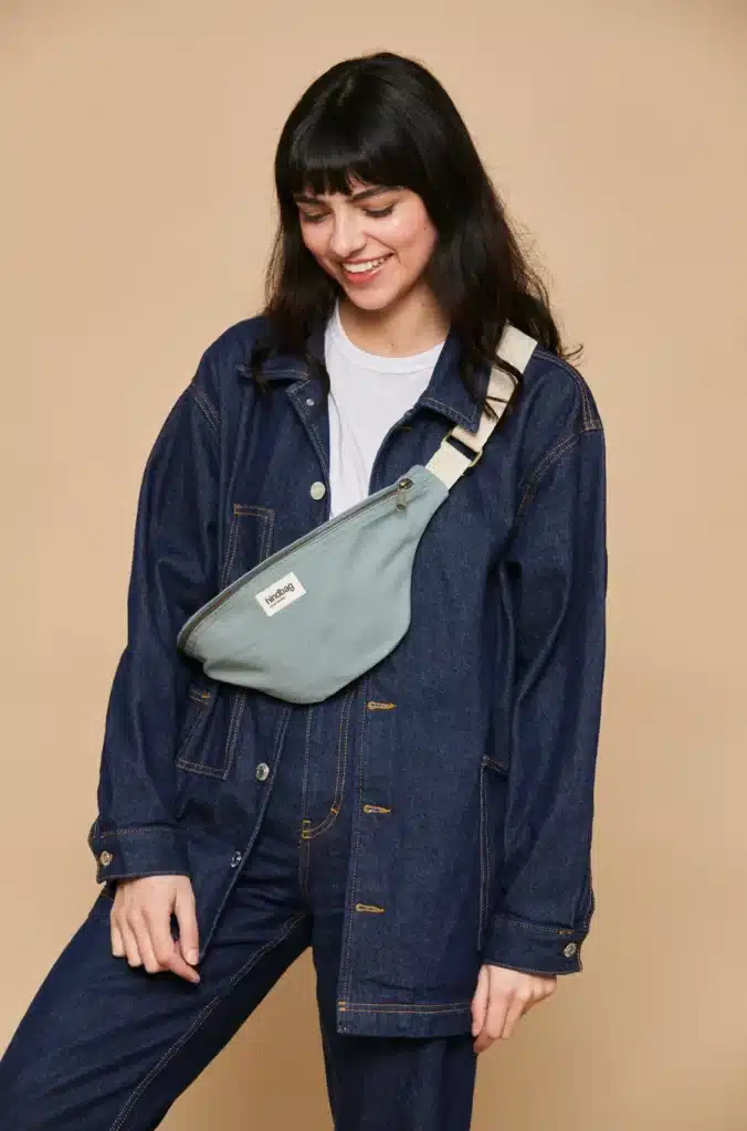 Sac banane Hindbag en toile bio, parfait comme cadeau d’anniversaire éthique et tendance pour une maman active et stylée. Fabriqué dans une ONG qui soutient l’émancipation des femmes, ce sac est à la fois pratique et mode. Une belle idée pour une mère qui aime les accessoires durables, responsables et pratiques, sans sacrifier le style. Le genre de présent qui dit : je pense à toi, et je connais ton goût pour les belles pièces qui ont du sens.