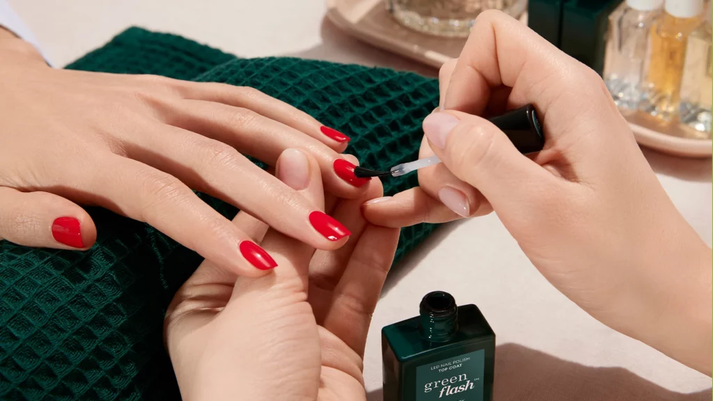 gros plan sur une main portant du vernis green flash manucurist après 7 jours, sans écaille ni usure visible, démonstration de la tenue prolongée du vernis semi permanent naturel avec brillance toujours présente