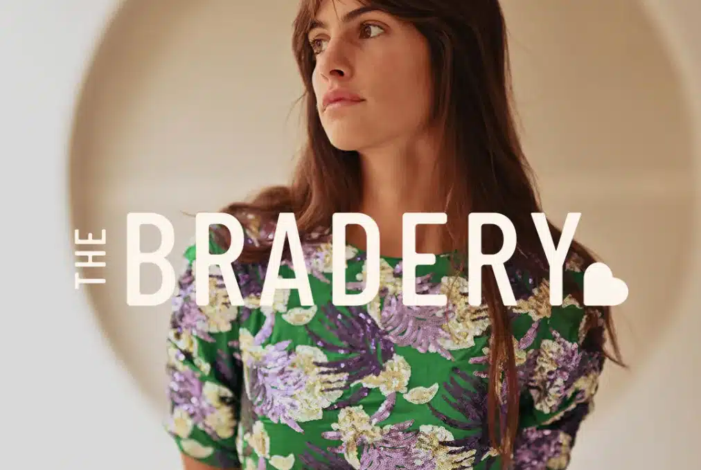 Vêtements de marque en vente privée chez The Bradery, idée maligne de cadeau d’anniversaire pour une maman qui aime les belles pièces mais pas les prix pleins. Ce site propose des sélections pointues, parfaites pour offrir une carte cadeau ou shopper un vêtement coup de cœur à petit prix. Pour une mère qui suit la mode de près, sans jamais se laisser dicter les tendances. Une vraie bonne adresse à glisser entre deux bougies d’anniversaire.
