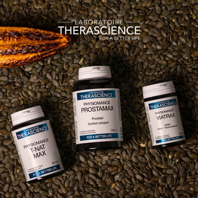 Personne tenant plusieurs flacons de compléments alimentaires de la marque Therascience, posés sur une table en bois, avec une lumière naturelle et un décor de cuisine, illustrant une expérience personnelle d’utilisation dans le cadre d’un test sérieux de la gamme Physiomance, Nutrilogics et Seren.