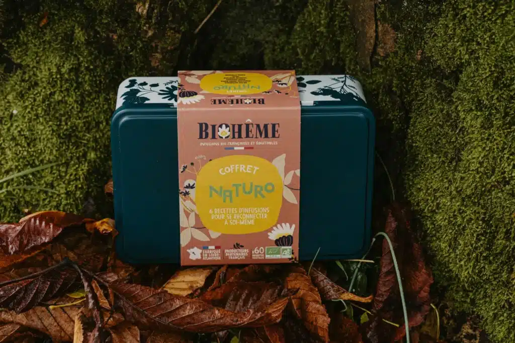  Coffret d’infusions bio aux plantes françaises, idée de cadeau d’anniversaire cocooning pour une maman fatiguée qui rêve d’un moment pour elle. Mélisse, verveine, rooibos, tilleul… Des saveurs délicates, zéro amertume, et une boîte aussi jolie qu’un paquet de fête. À savourer devant un livre, sous un plaid, en oubliant un peu le monde. Un cadeau simple, réconfortant et vraiment apprécié, surtout quand on sait que le temps pour soi, c’est un vrai luxe.